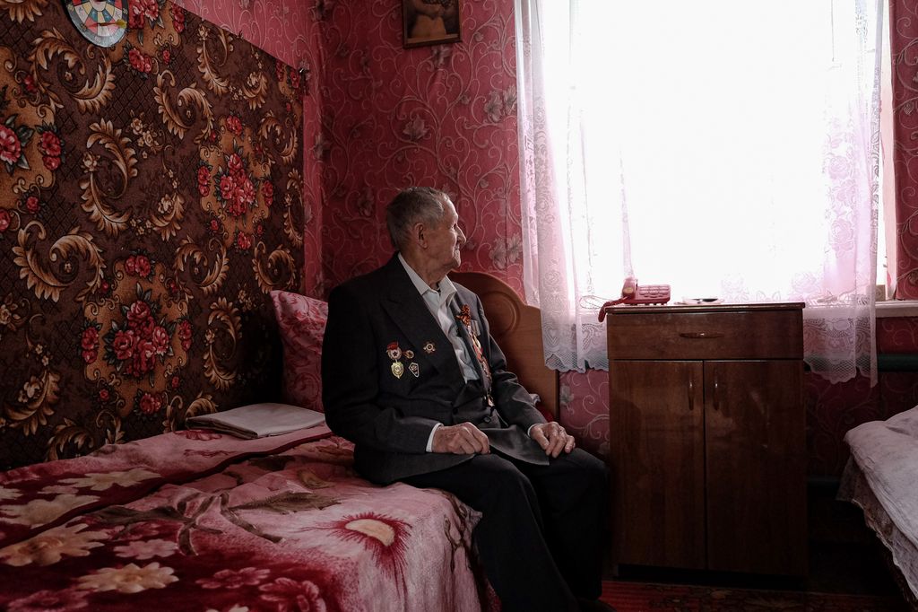 «Застывшая Кубань». Фотопроект о магическом реализме южного края, Николай Алексеевич — местная знаменитость в станице Голубицкой. Он ветеран Великой Отечественной и дирижер детского хора в станичном Доме культуры — discours.io