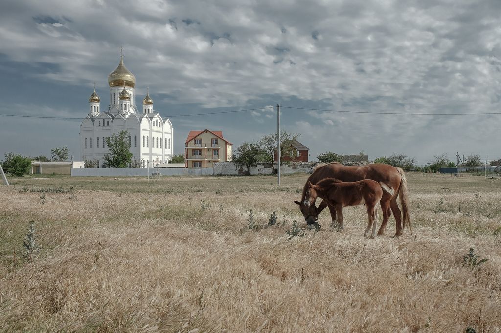 «Застывшая Кубань». Фотопроект о магическом реализме южного края, Православный храм в поселке Приазовском считается одним из самых больших в крае — discours.io