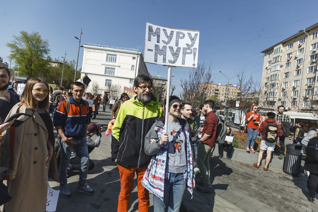 «Вся власть конфетам!» Лозунги и лица Монстрации-2019 в Москве,  — discours.io