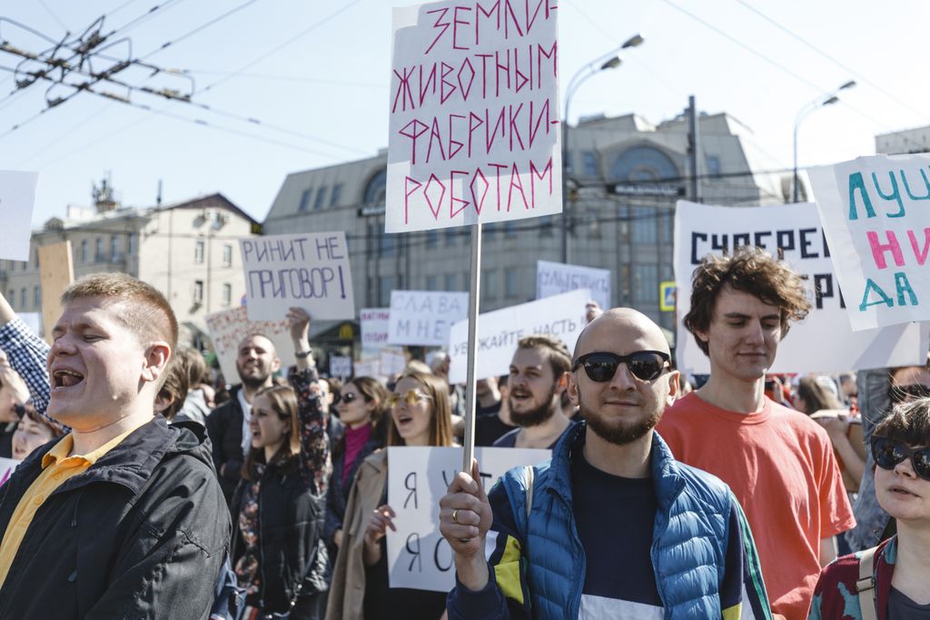 «Вся власть конфетам!» Лозунги и лица Монстрации-2019 в Москве,  — discours.io