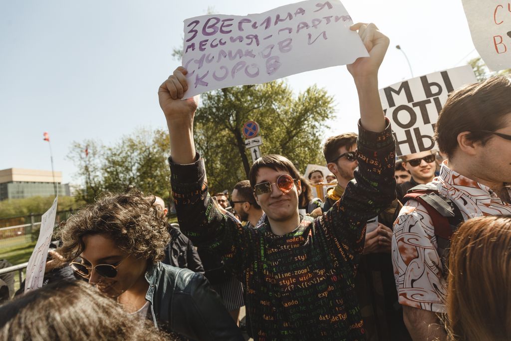 «Вся власть конфетам!» Лозунги и лица Монстрации-2019 в Москве,  — discours.io