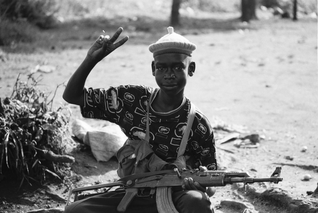 «Я не имею права вмешиваться в свои снимки». Фотографии и воспоминания Виктории Ивлевой из поездок в кризисные точки Африки, Мальчик с автоматом Калашникова. Конго, 2003 — discours.io