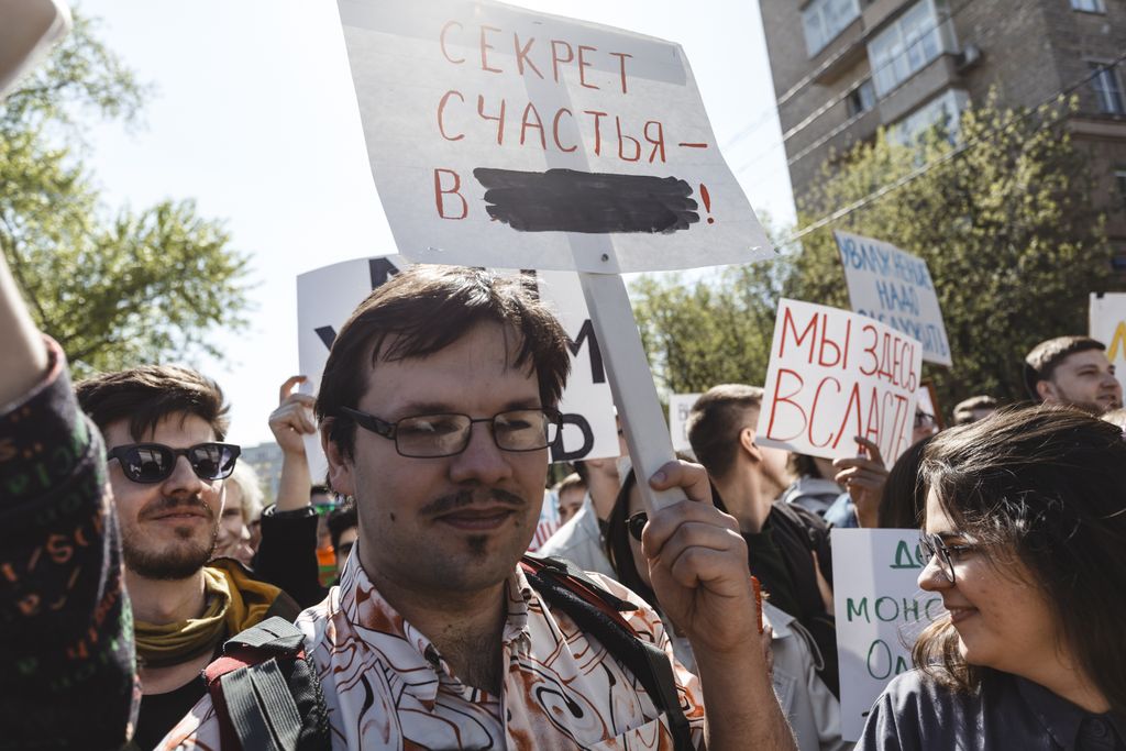 «Вся власть конфетам!» Лозунги и лица Монстрации-2019 в Москве,  — discours.io