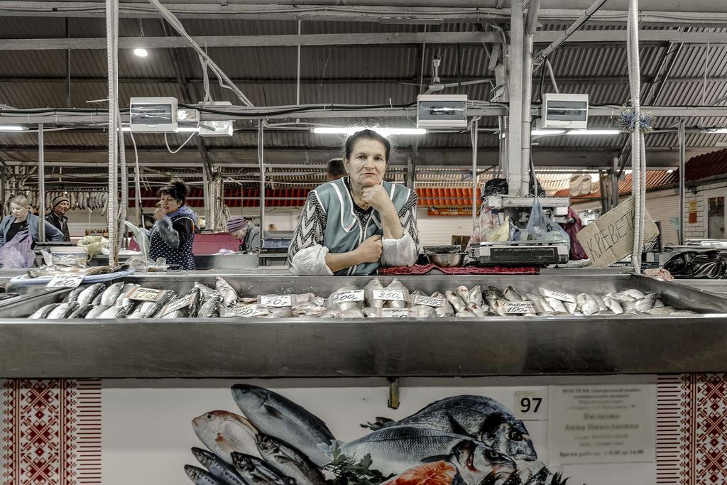 «Застывшая Кубань». Фотопроект о магическом реализме южного края, Продавщица в рыбном отделе на рынке города Темрюка — discours.io