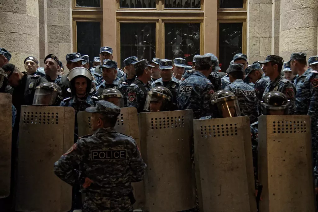 Протесты в Ереване против сдачи Нагорного Карабаха. Фоторепортаж с места событий,  — discours.io