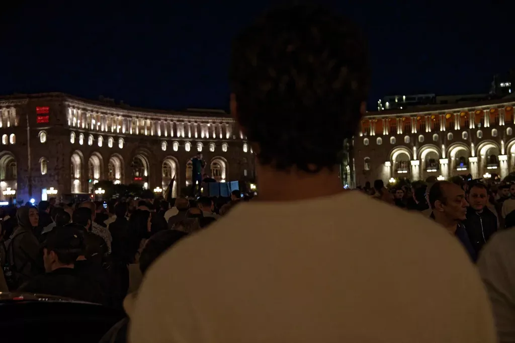 Протесты в Ереване против сдачи Нагорного Карабаха. Фоторепортаж с места событий,  — discours.io