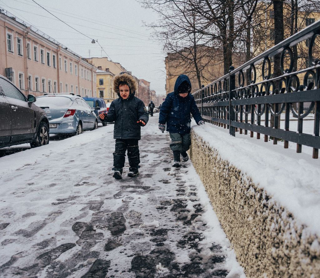 «Счастливая безысходность». Фоторепортаж о жизни многодетной семьи в петербургской коммуналке, Макар и Милад по дороге домой — discours.io