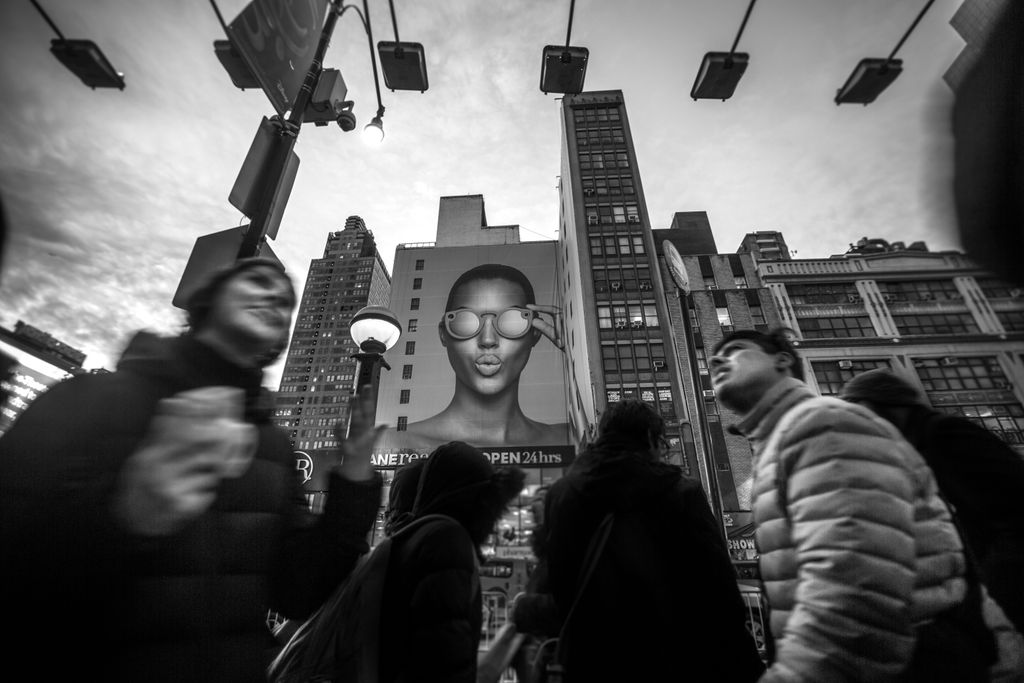 Уличные истории: галерея необыкновенных стрит-фото от Коломбо до Сочи, «Manhattan face». 42-я улица Нью-Йорка, США, 2017 — discours.io