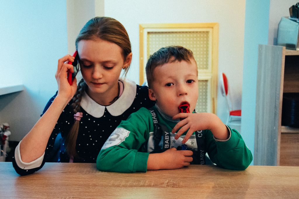 «Счастливая безысходность». Фоторепортаж о жизни многодетной семьи в петербургской коммуналке, Марта и Макар на завтраке в столовой — discours.io