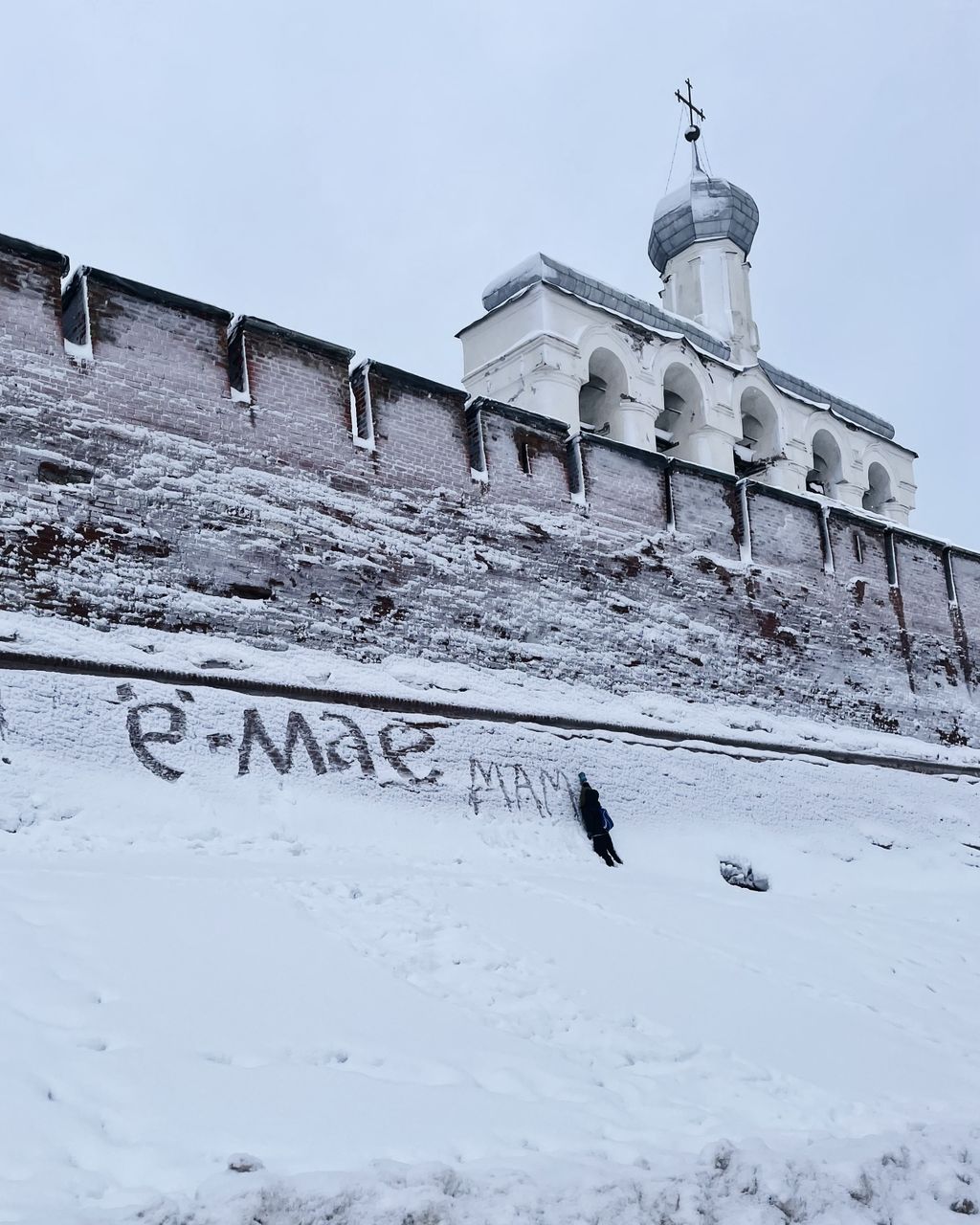 Уличные истории: галерея необыкновенных стрит-фото от Коломбо до Сочи, «Ё-маё, мам!» Великий Новгород, Россия, 2022 — discours.io