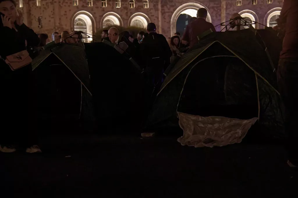 Протесты в Ереване против сдачи Нагорного Карабаха. Фоторепортаж с места событий,  — discours.io