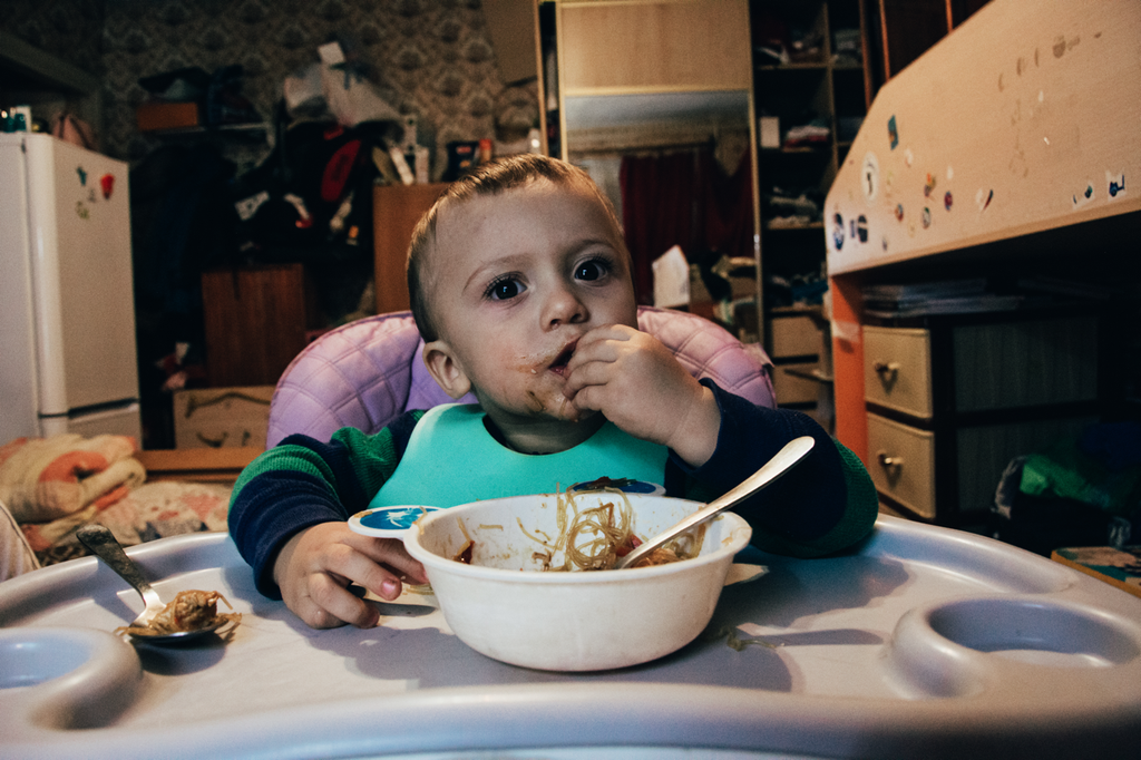 «Счастливая безысходность». Фоторепортаж о жизни многодетной семьи в петербургской коммуналке, Давид ужинает — discours.io