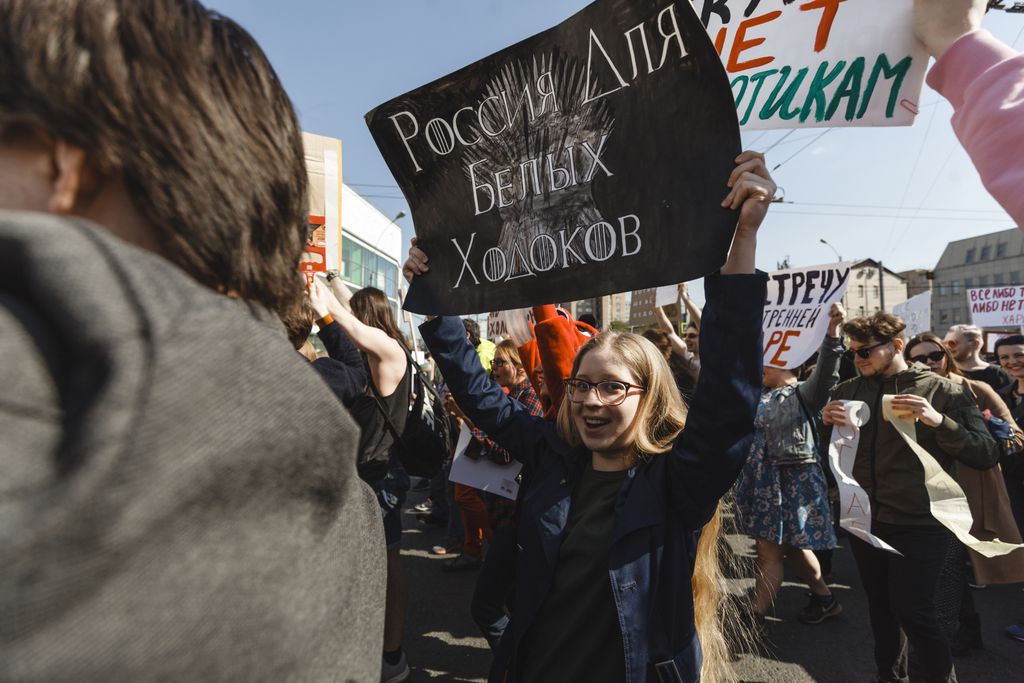 «Вся власть конфетам!» Лозунги и лица Монстрации-2019 в Москве,  — discours.io