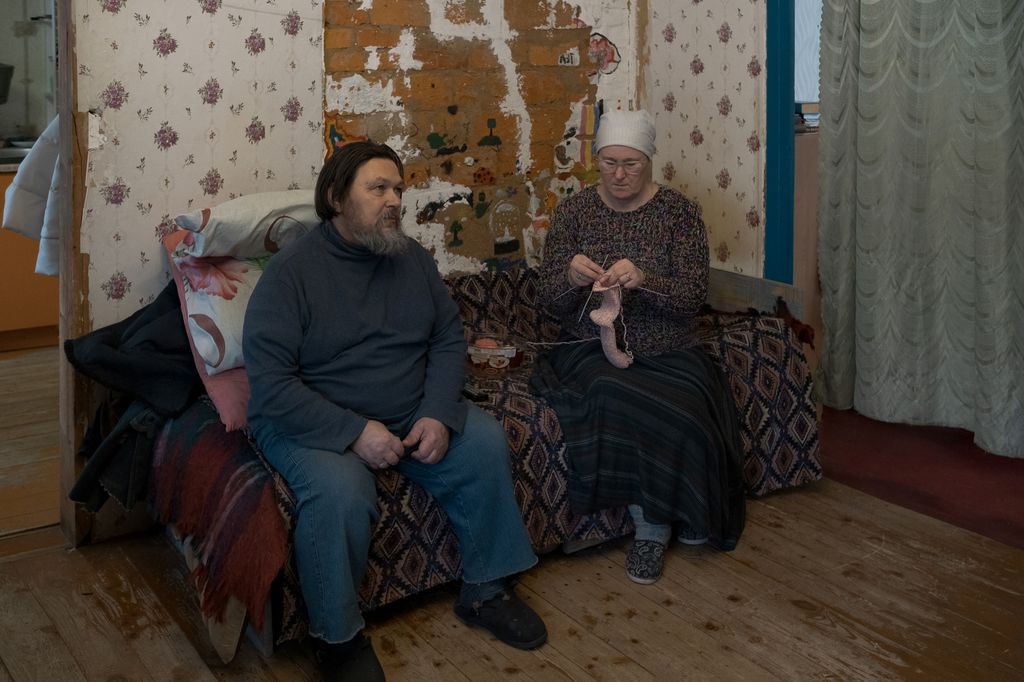 «Когда тебе тяжело, ты ко мне приезжай», Елена и Юрий в гостиной — discours.io