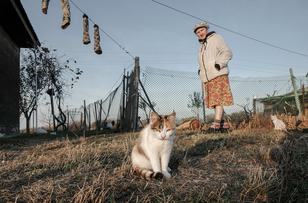 «Застывшая Кубань». Фотопроект о магическом реализме южного края, Татьяна у себя во дворе зимой. Зимы здесь очень теплые, иногда снега не бывает совсем — discours.io