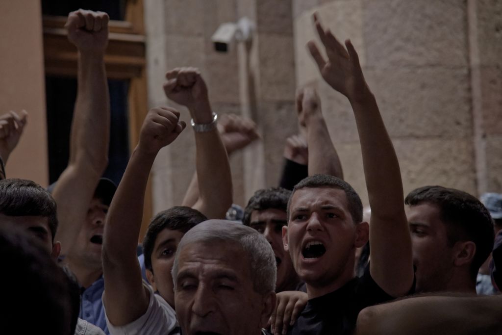 Протесты в Ереване против сдачи Нагорного Карабаха. Фоторепортаж с места событий,  — discours.io