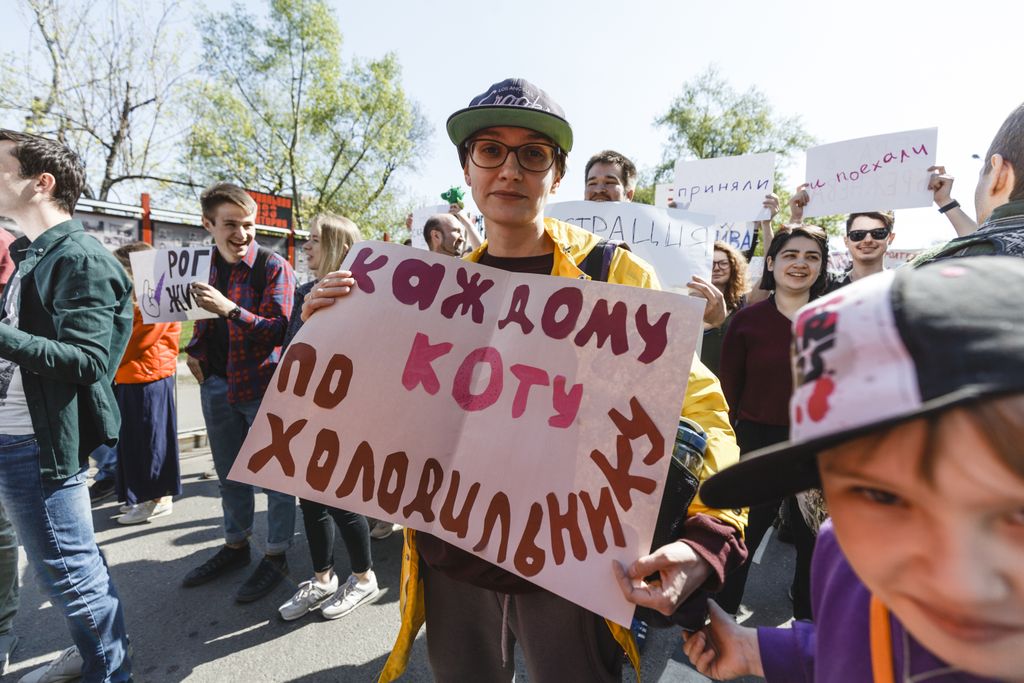 «Вся власть конфетам!» Лозунги и лица Монстрации-2019 в Москве,  — discours.io