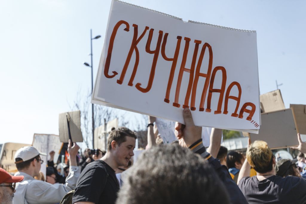 «Вся власть конфетам!» Лозунги и лица Монстрации-2019 в Москве,  — discours.io