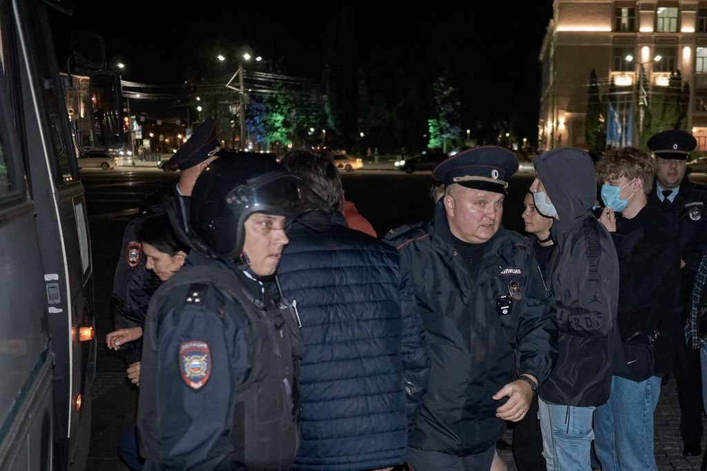 Военные инсталляции, зет-кофейни и автозаки для несогласных: как живут мирные российские города. Фоторепортаж из Воронежа, Митинг закончен — discours.io