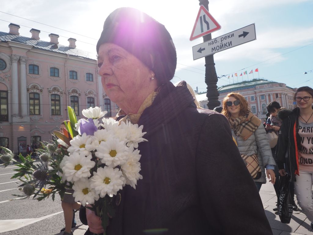 Люди как душа города: уличные портреты, рассказывающие об историях и судьбах петербуржцев, Ненастоящий букет, не обрадовал — discours.io