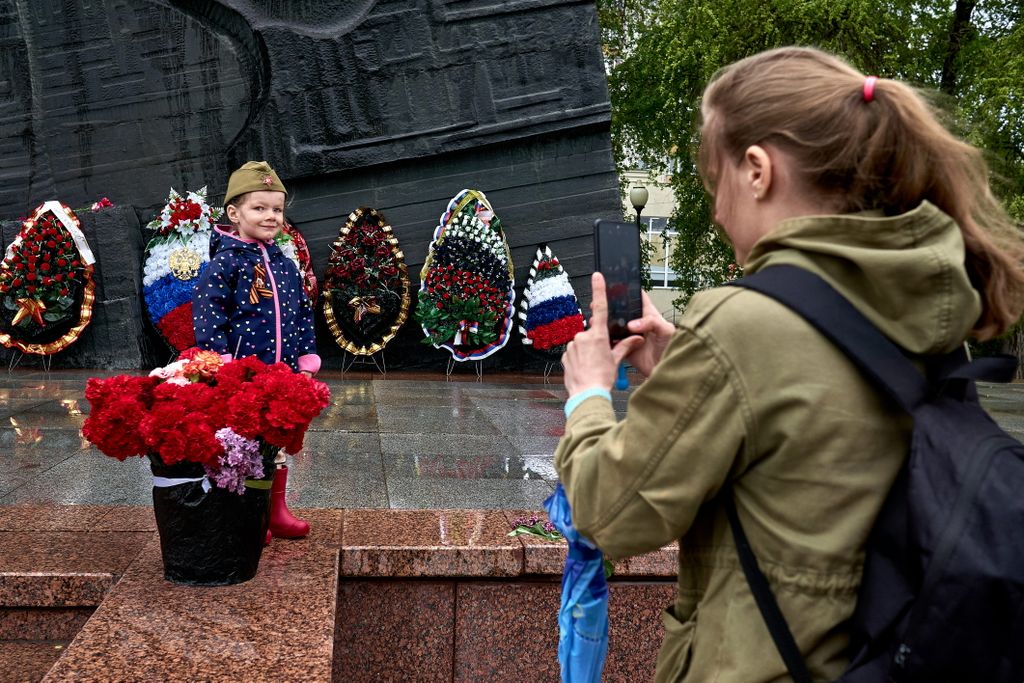 Военные инсталляции, зет-кофейни и автозаки для несогласных: как живут мирные российские города. Фоторепортаж из Воронежа, Памятная фотография — discours.io