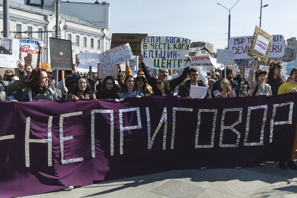 «Вся власть конфетам!» Лозунги и лица Монстрации-2019 в Москве,  — discours.io
