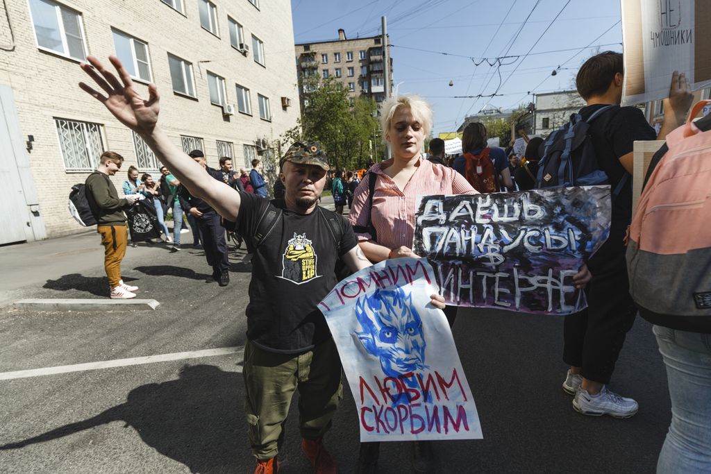 «Вся власть конфетам!» Лозунги и лица Монстрации-2019 в Москве,  — discours.io