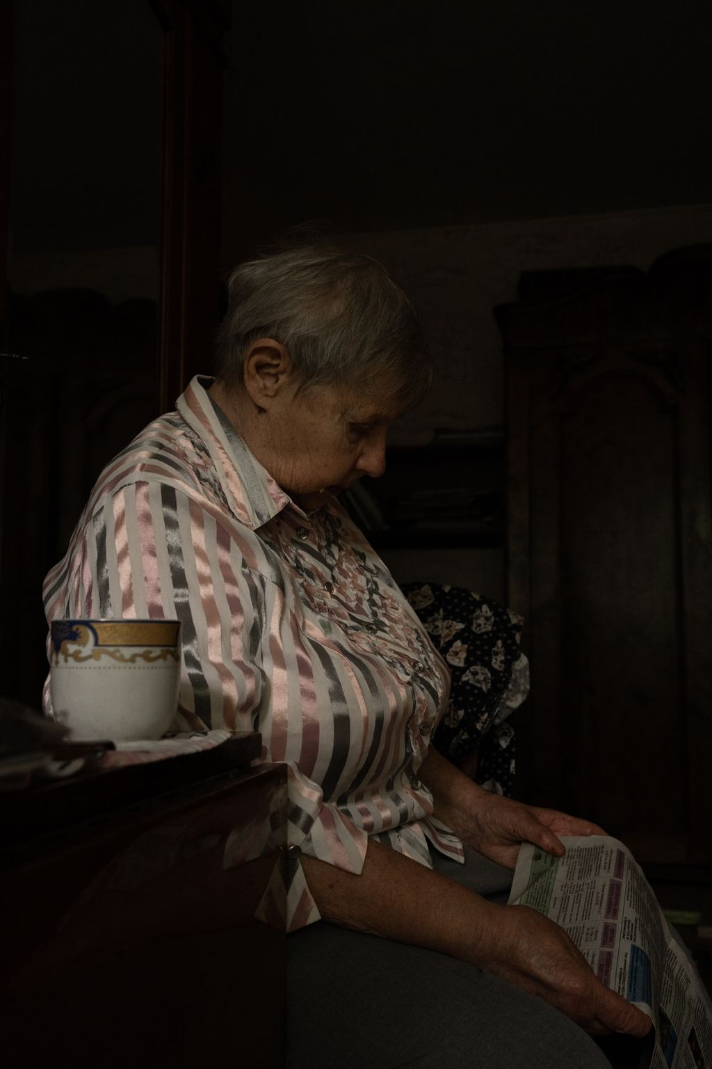 «Борисовна». Фотопроект о старости такой, какая она есть, Марина Борисовна читает газету — discours.io