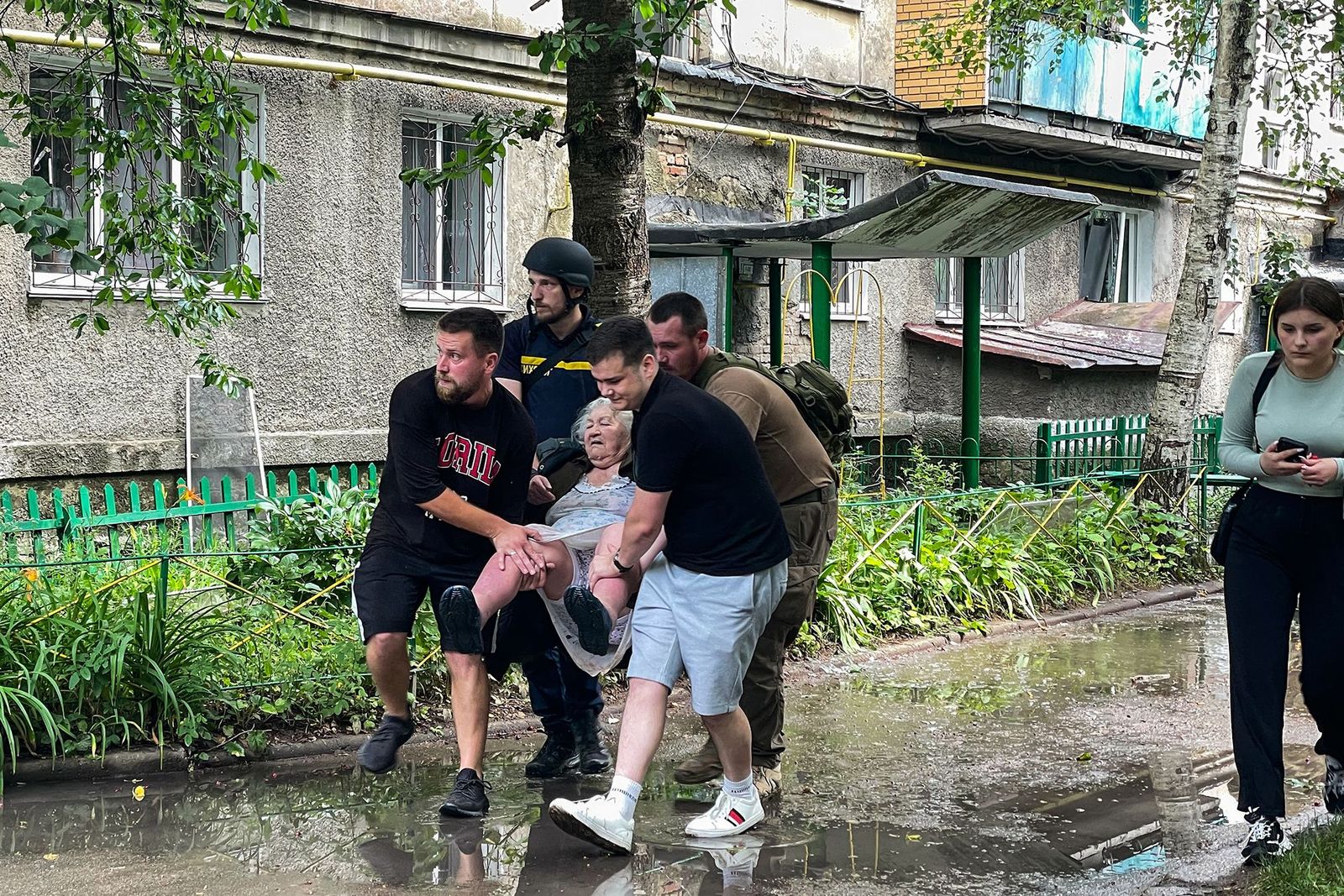 Добровольцы помогают эвакуировать пожилую женщину, получившую ранение после ракетного удара по Полтаве. 17 июня / Karina Popova / JSC «UA: PBC» / Global Images Ukraine / Getty Images