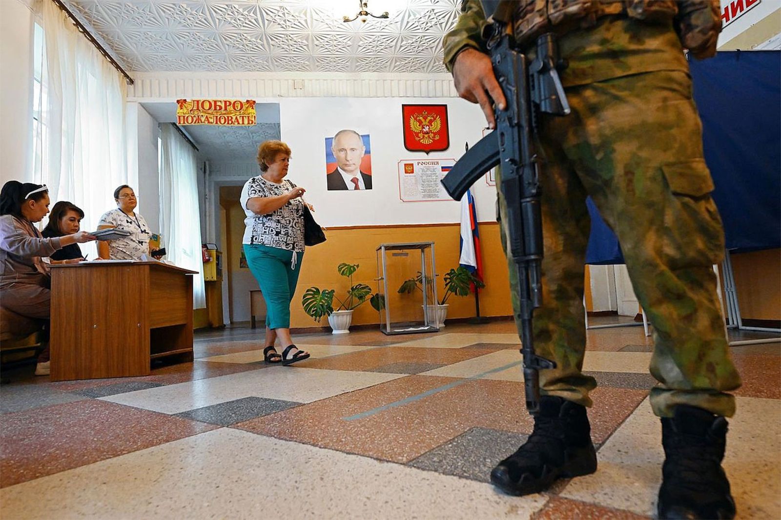 Жители Донецкой области пришли на выборы в органы местного самоуправления, где их встречают люди с автоматами. 8 сентября / Anatoly Zhdanov / Kommersant / The Moscow Times