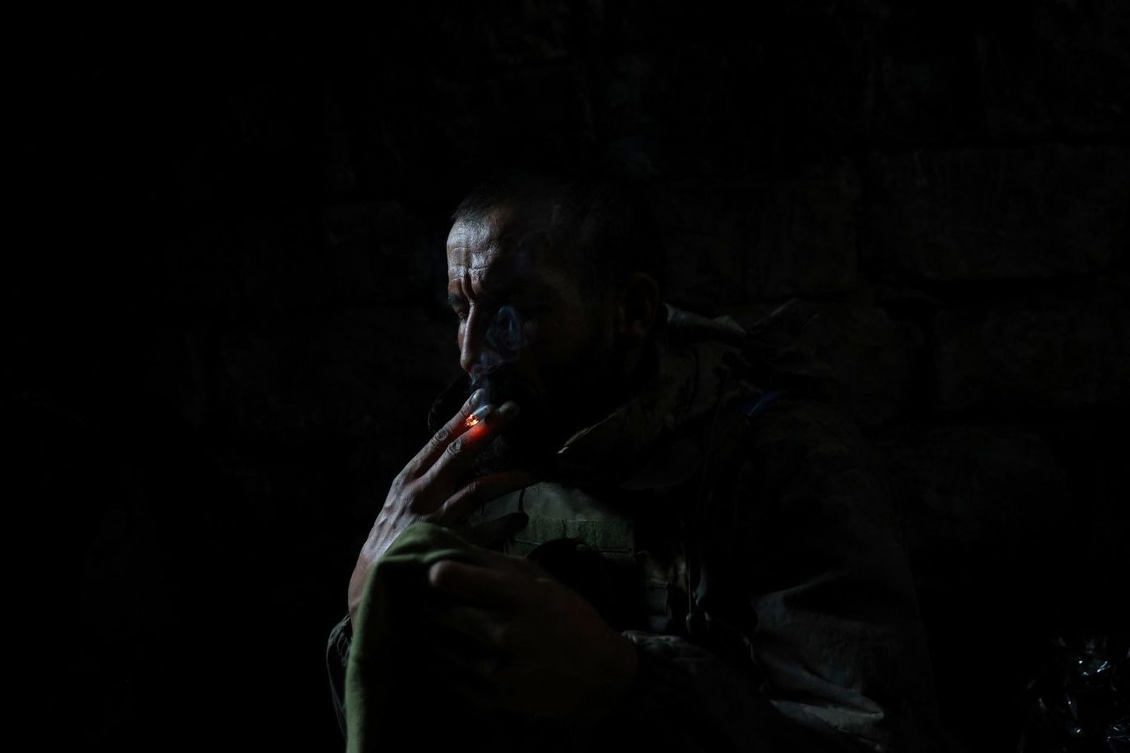 Украинский военнослужащий курит сигарету в укрытии во время российского обстрела в прифронтовой Андреевке. 16 сентября / Alex Babenko / AP Photo / CNN