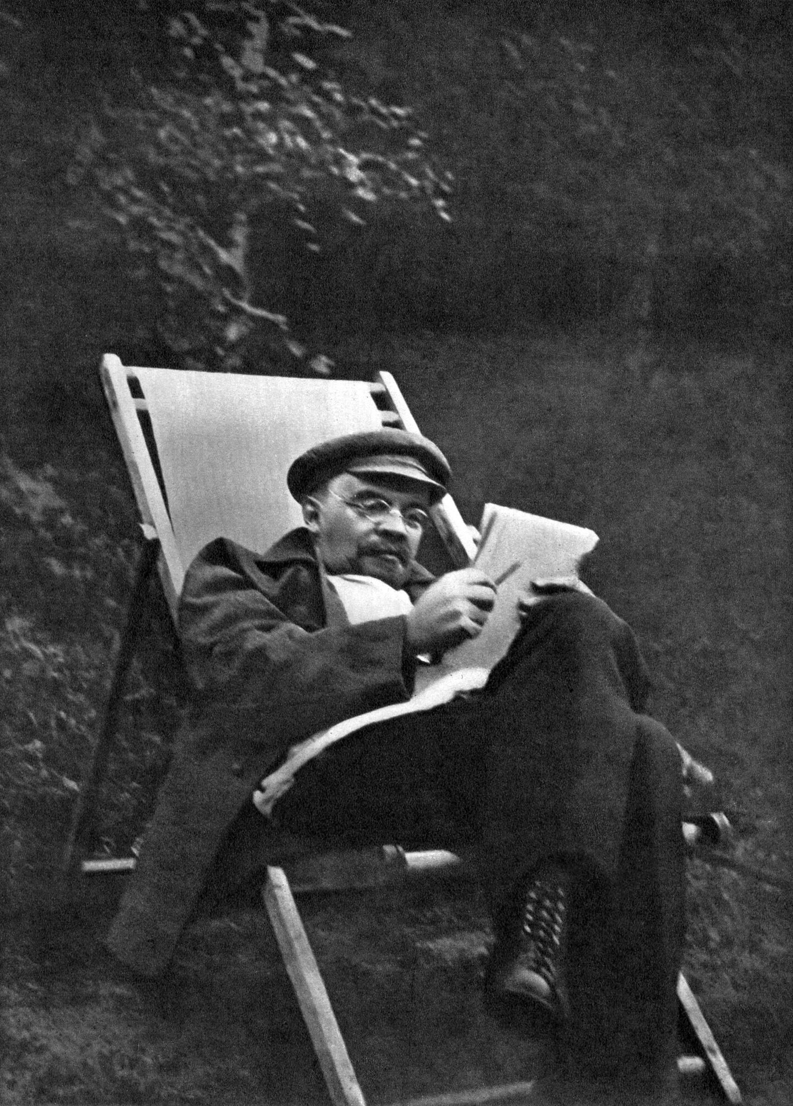 В. И. Ленин на отдыхе в Горках. Август–сентябрь 1922 года / Неизвестный автор В. И. Ленин на отдыхе в Горках. Август–сентябрь 1922 года / Неизвестный автор