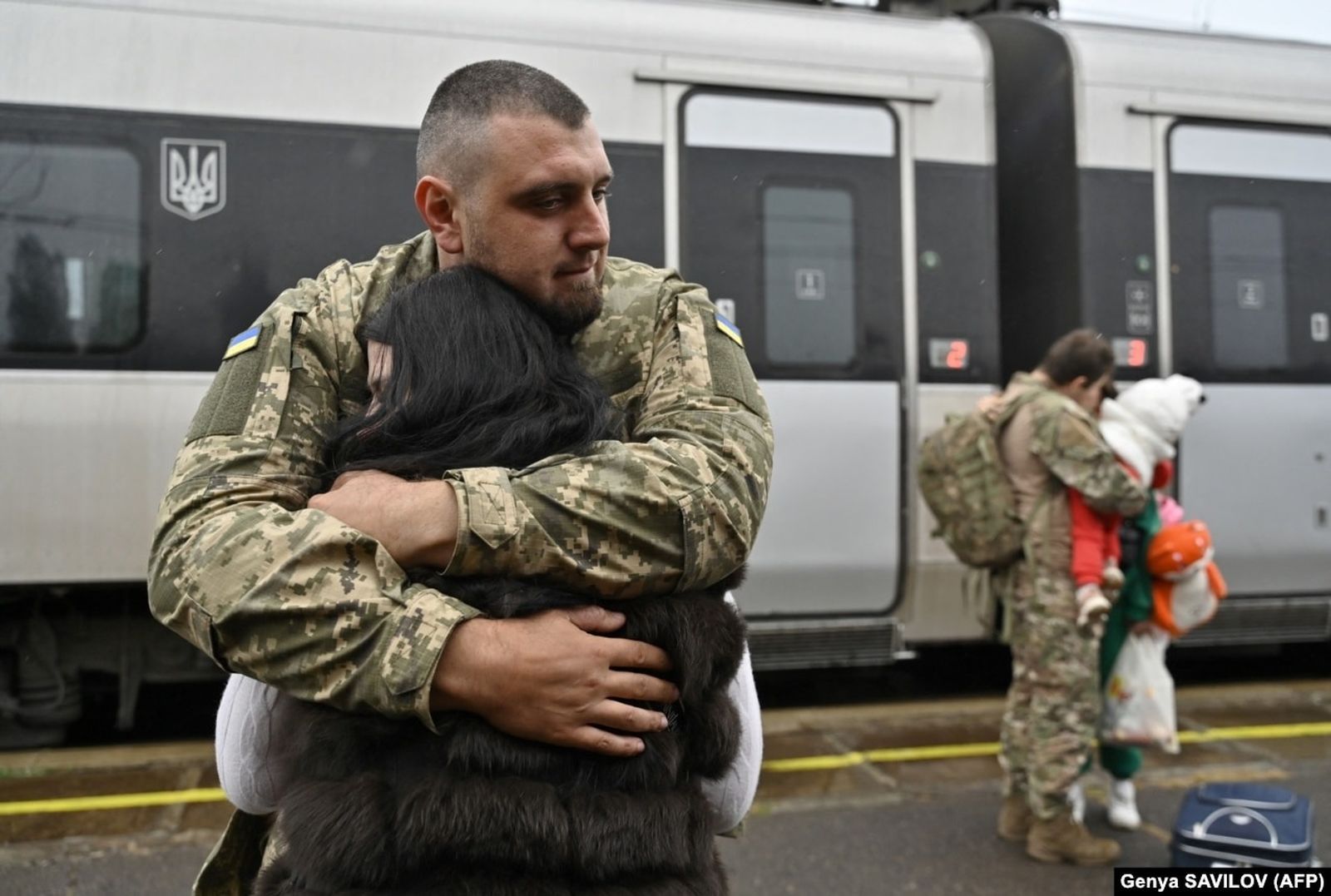 Украинский солдат обнимает свою жену на железнодорожном вокзале Краматорска перед тем, как она садится в поезд, направляющийся в Киев. 9 октября / Genya Savilov / AFP
