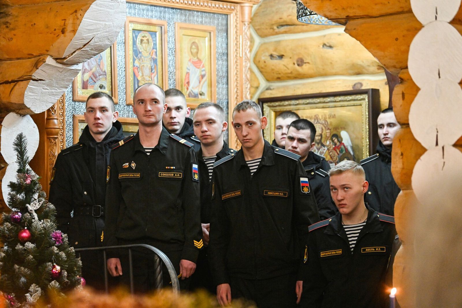 Военнослужащие во время праздничного богослужения в Свято-Андреевском морском кафедральном соборе в Североморске. 7 января / Лев Федосеев / ТАСС