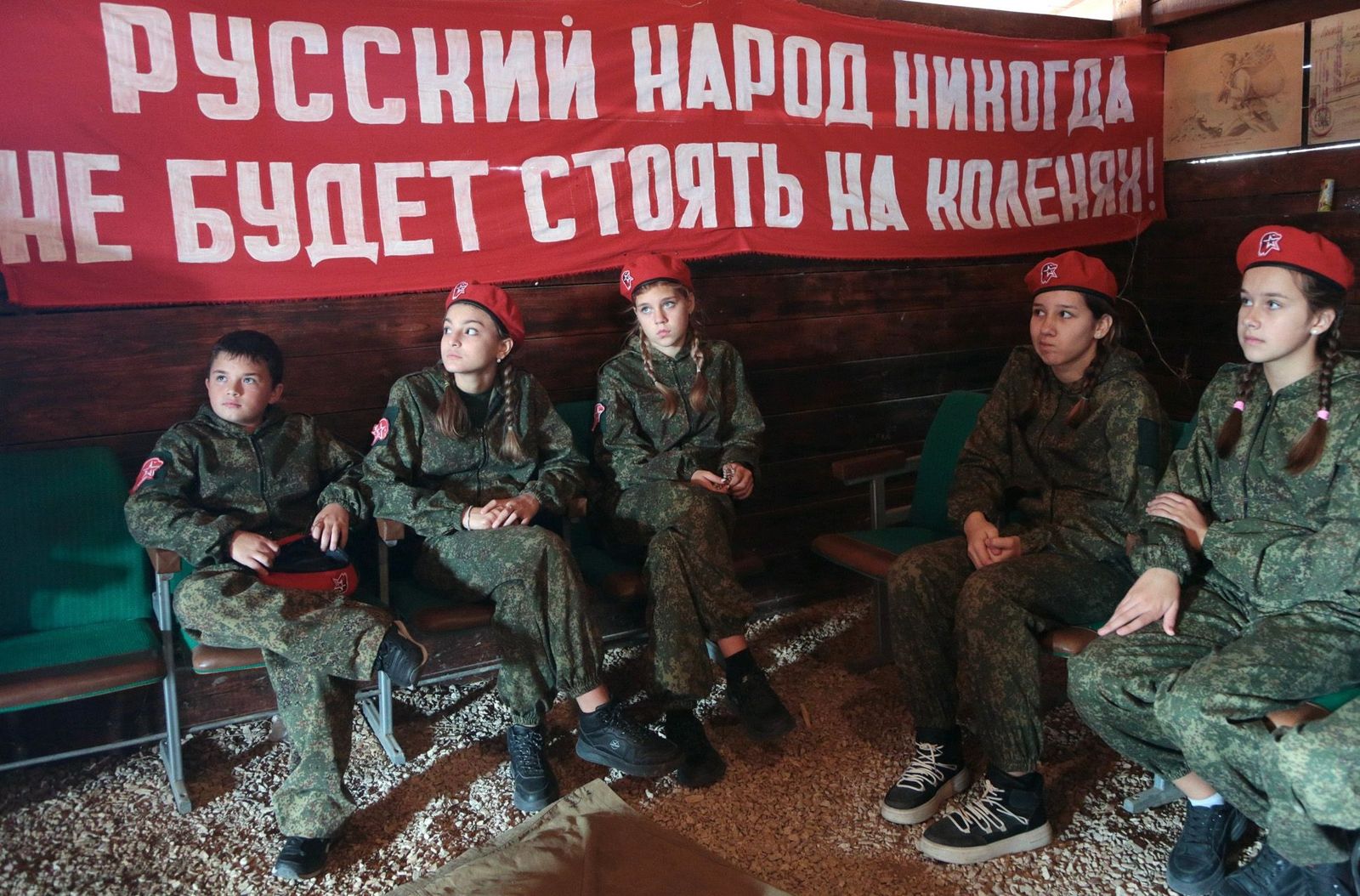 Члены «Юнармии» готовятся к преодолению полосы препятствий в рамках образовательной программы «Школа будущих командиров» в Севастополе. Преподаватели программы — военнослужащие Черноморского флота России и курсанты училища имени Нахимова. 31 октября 