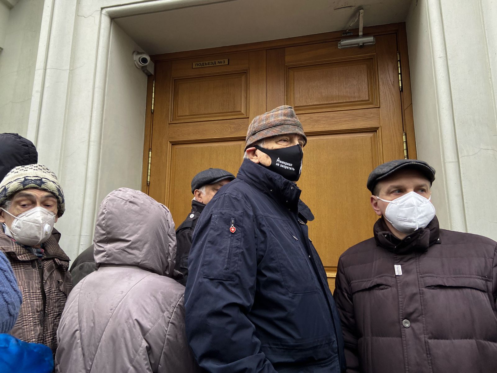 Внутрь здания Верховного суда пустили только 50 человек, остальные ждали окончания слушаний на улице / Костя Сиденко Внутрь здания Верховного суда пустили только 50 человек, остальные ждали окончания слушаний на улице / Костя Сиденко