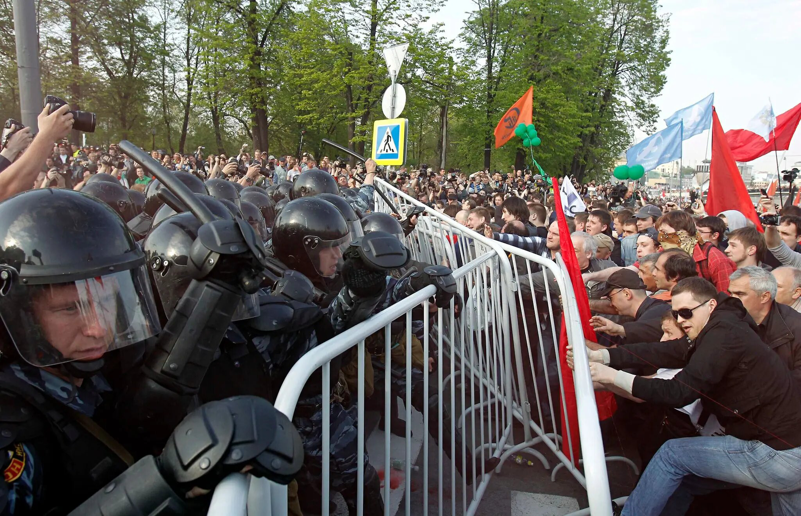 6 мая протестующим перекрыли вход на Болотную площадь, хотя митинг был согласован / Денис Синяков, Reuters 6 мая протестующим перекрыли вход на Болотную площадь, хотя митинг был согласован / Денис Синяков, Reuters
