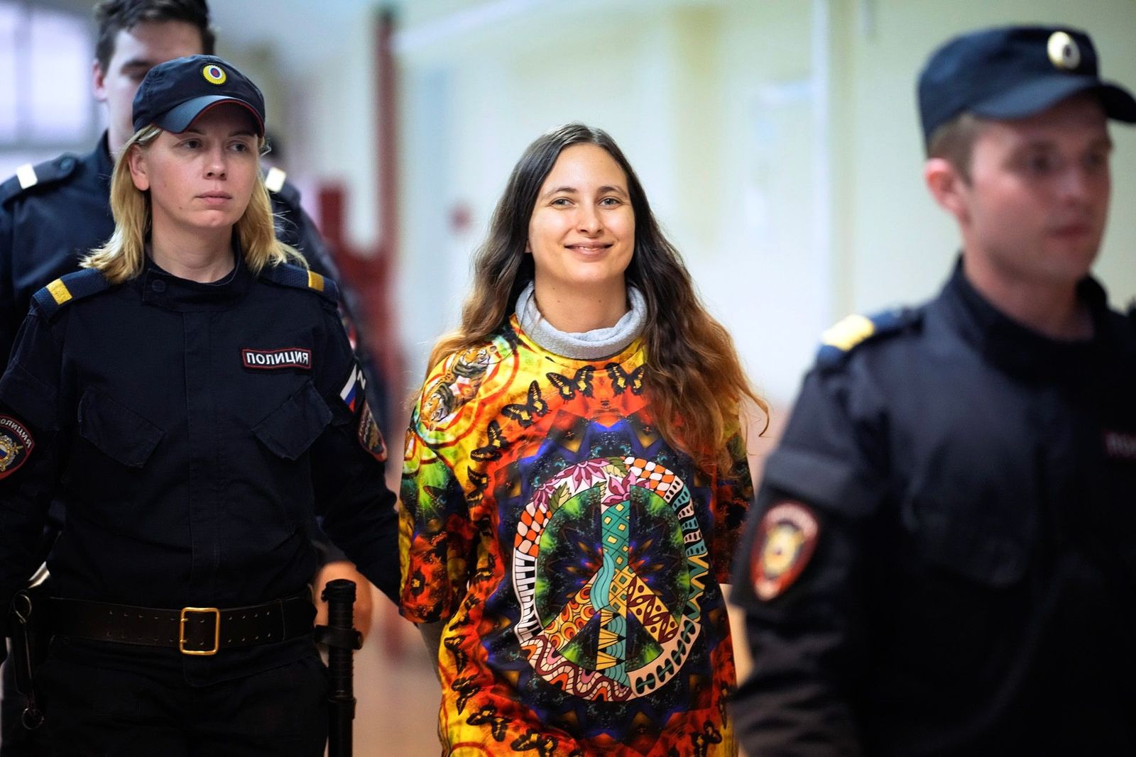 33-летняя петербургская художница Саша Скочиленко на очередном заседании суда по делу о «фейках» про армию РФ. Скочиленко задержали в апреле 2022 года из-за того, что она размещала в магазине антивоенные листовки на месте ценников. Организация Amnest