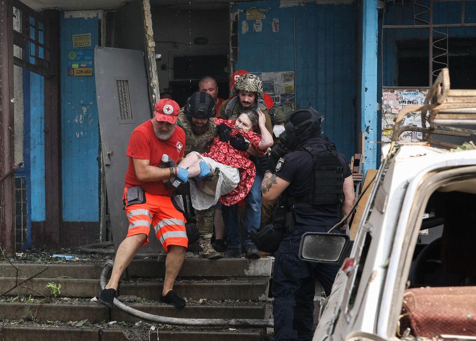 Спасатели выносят женщину из поврежденного 12-этажного жилого дома. 30 августа / Sergey Kozlov / EPA / Scanpix / LETA