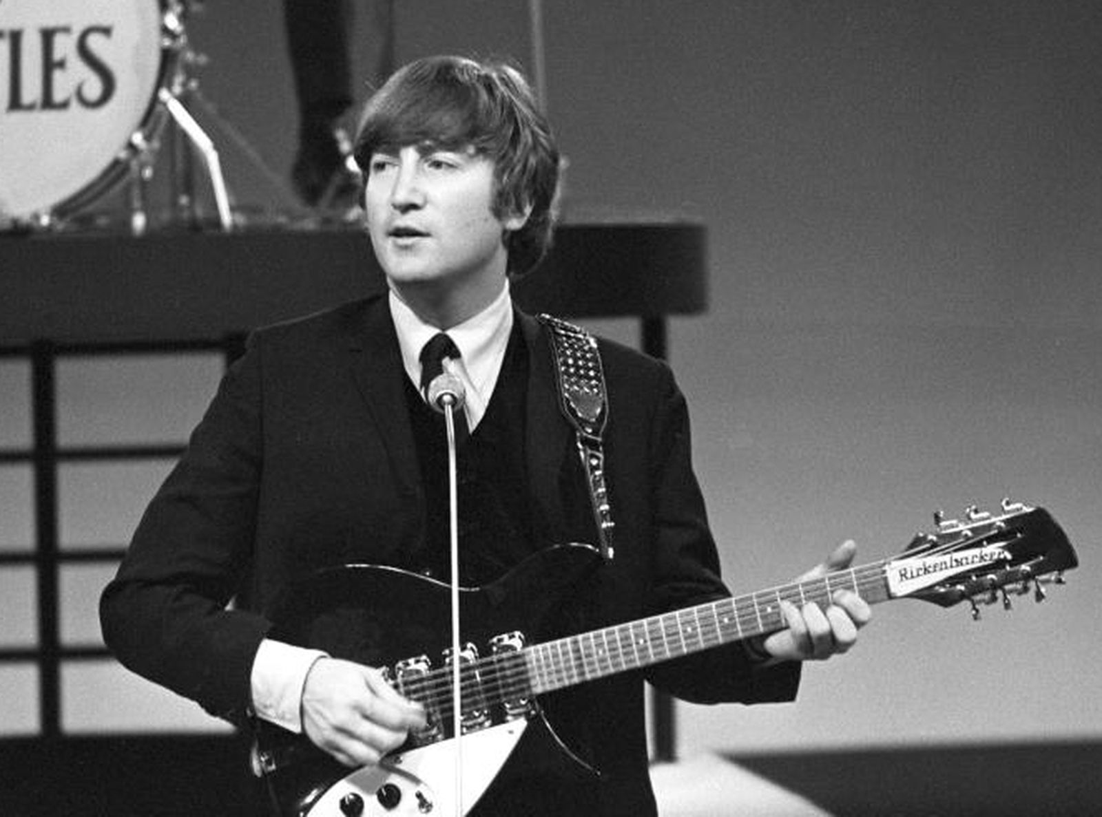 Джон Леннон в 1964 году на одном из выступлений Битлз на шоу Эдди Салливана / Фото: Неизвестный автор