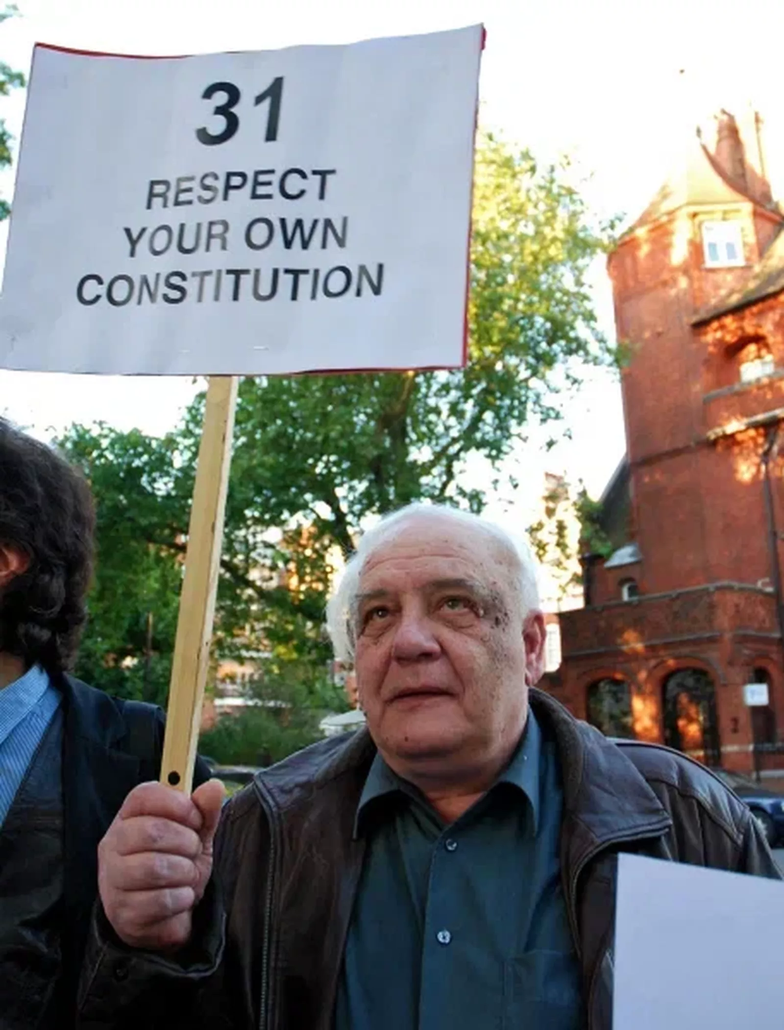 Владимир Буковский c плакатом «31 Уважайте свою конституцию» во время митинга в защиту 31-й статьи Конституции РФ возле здания посольства России в Великобритании, 2010 / Елена Пахомова, РИА Новости Владимир Буковский c плакатом «31 Уважайте свою конституцию» во время митинга в защиту 31-й статьи Конституции РФ возле здания посольства России в Великобритании, 2010 / Елена Пахомова, РИА Новости