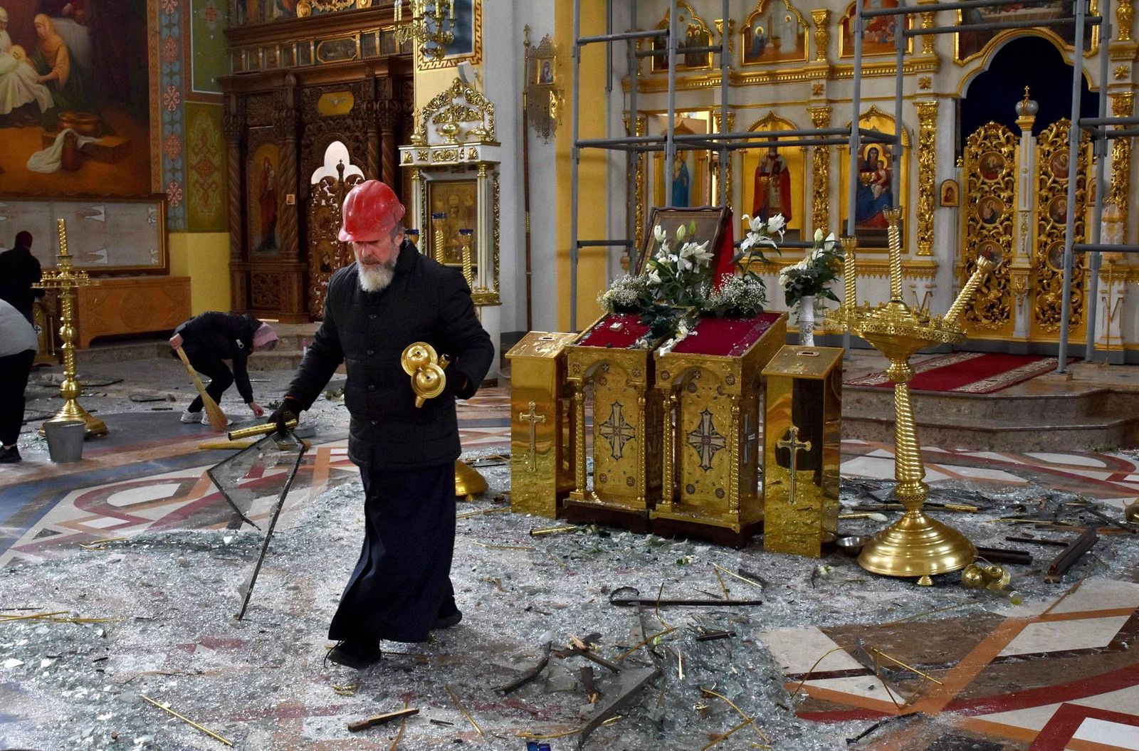 Из-за атаки на Запорожье пострадал и Свято-Покровский кафедральный собор. В храме вылетели окна, разрушились двери и внутреннее убранство. 18 октября /  Andriy Andriyenko / AFP 