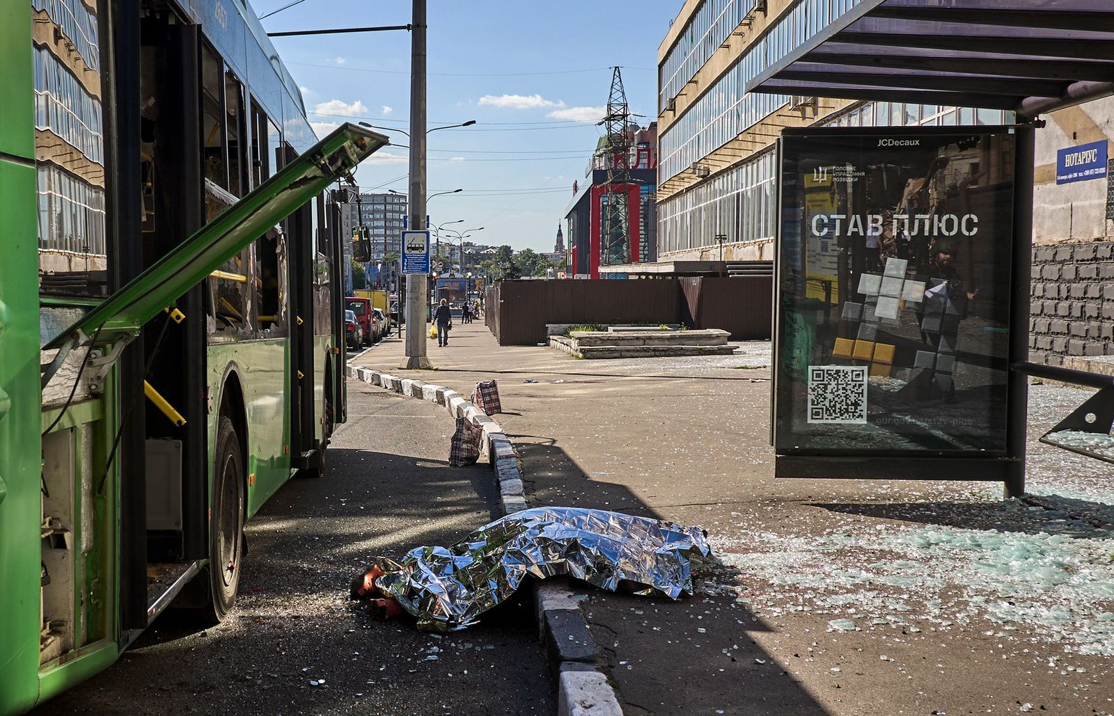 Тело пассажира троллейбуса, погибшего в результате авиаудара недалеко от остановки в Харькове. 22 июня / Sergey Bobok / AFP / Scanpix / LETA