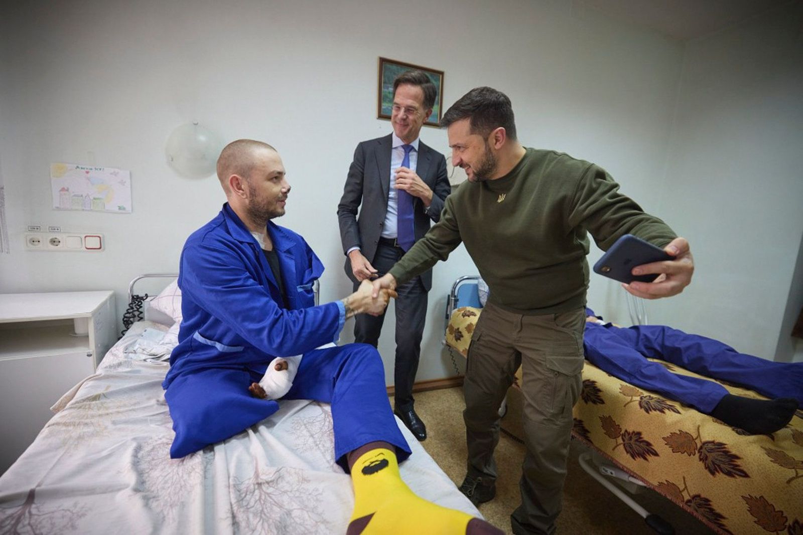 Владимир Зеленский и временно исполняющий обязанности премьер-министра Нидерландов Марк Рютте в палате раненого солдата ВСУ в одесском госпитале. Рютте прибыл в Одессу с необъявленным визитом по приглашению Зеленского. Исполняющий обязанности премьер
