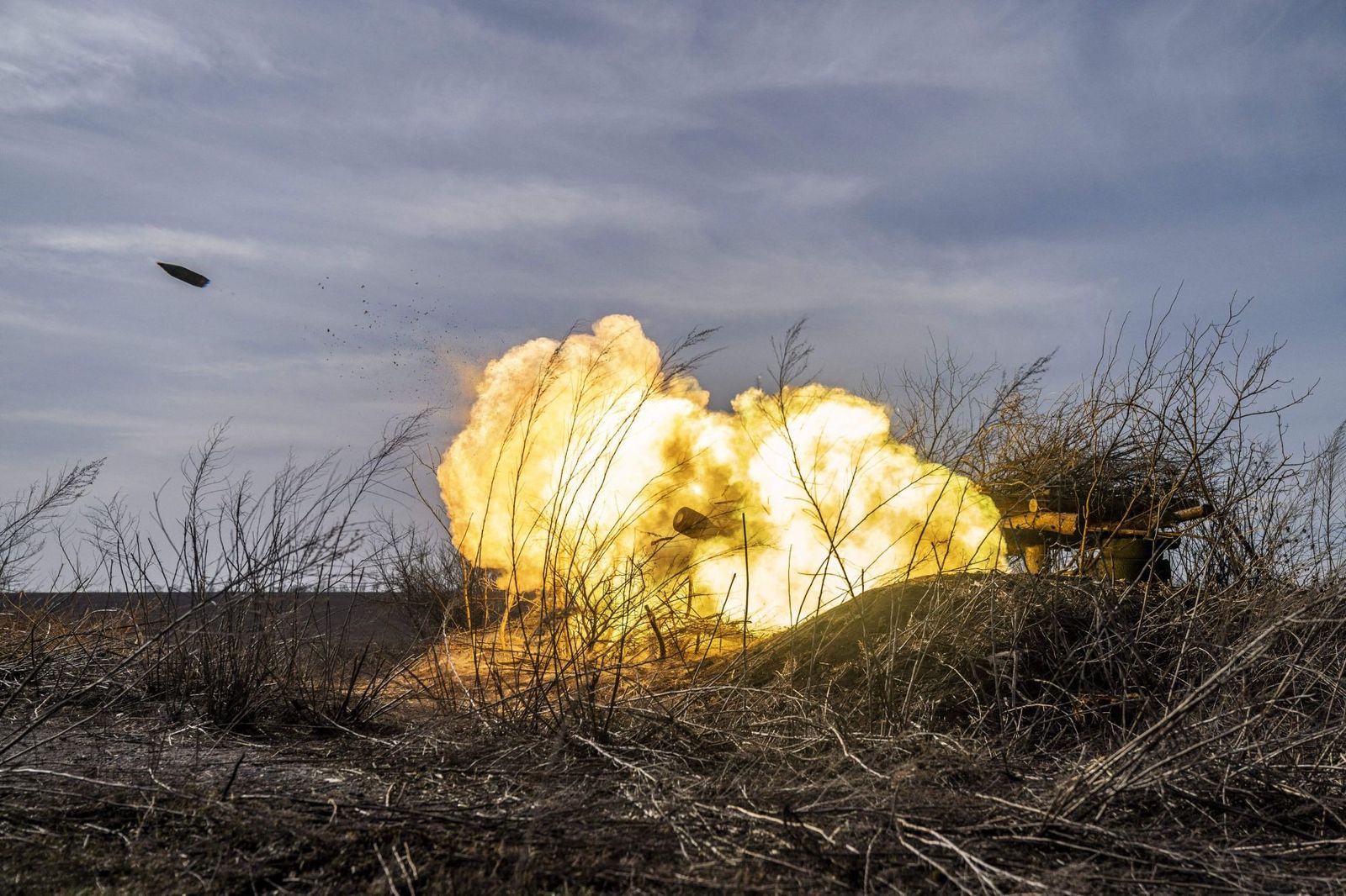 Украинская артиллерия под Бахмутом, захваченным российскими военными весной 2023 года. На тот момент войска РФ пытаются взять населенный пункт Ивановское, через который проходят украинские линии материально-технического обеспечения. 4 марта / Jose Co