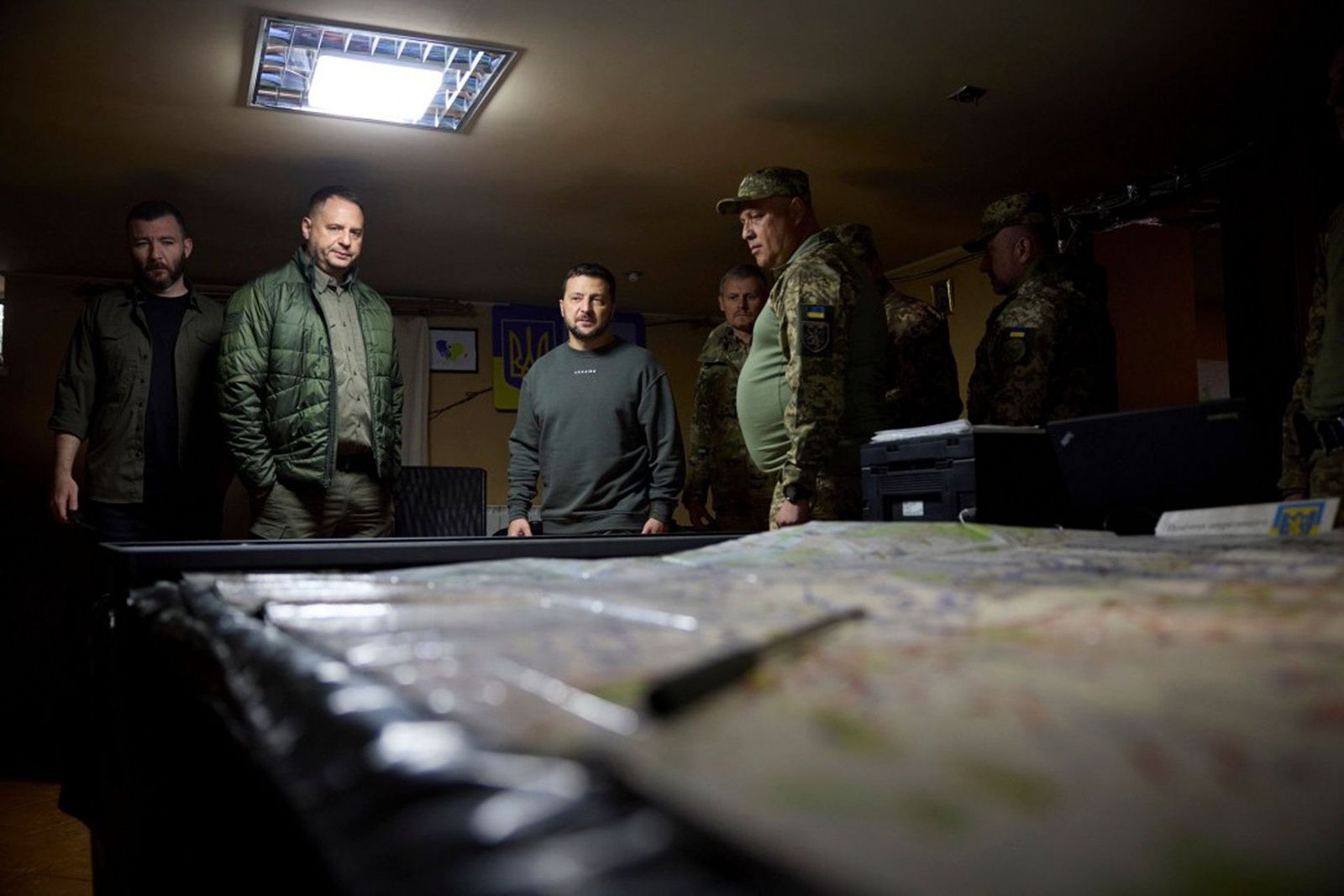 Владимир Зеленский вместе с украинскими военнослужащими изучает карту боев во время своего визита на позиции ВСУ между Лиманом и Купянском 3 октября. Президент Украины провел совещания с ответственными за оборону и социально-экономическую ситуацию в 