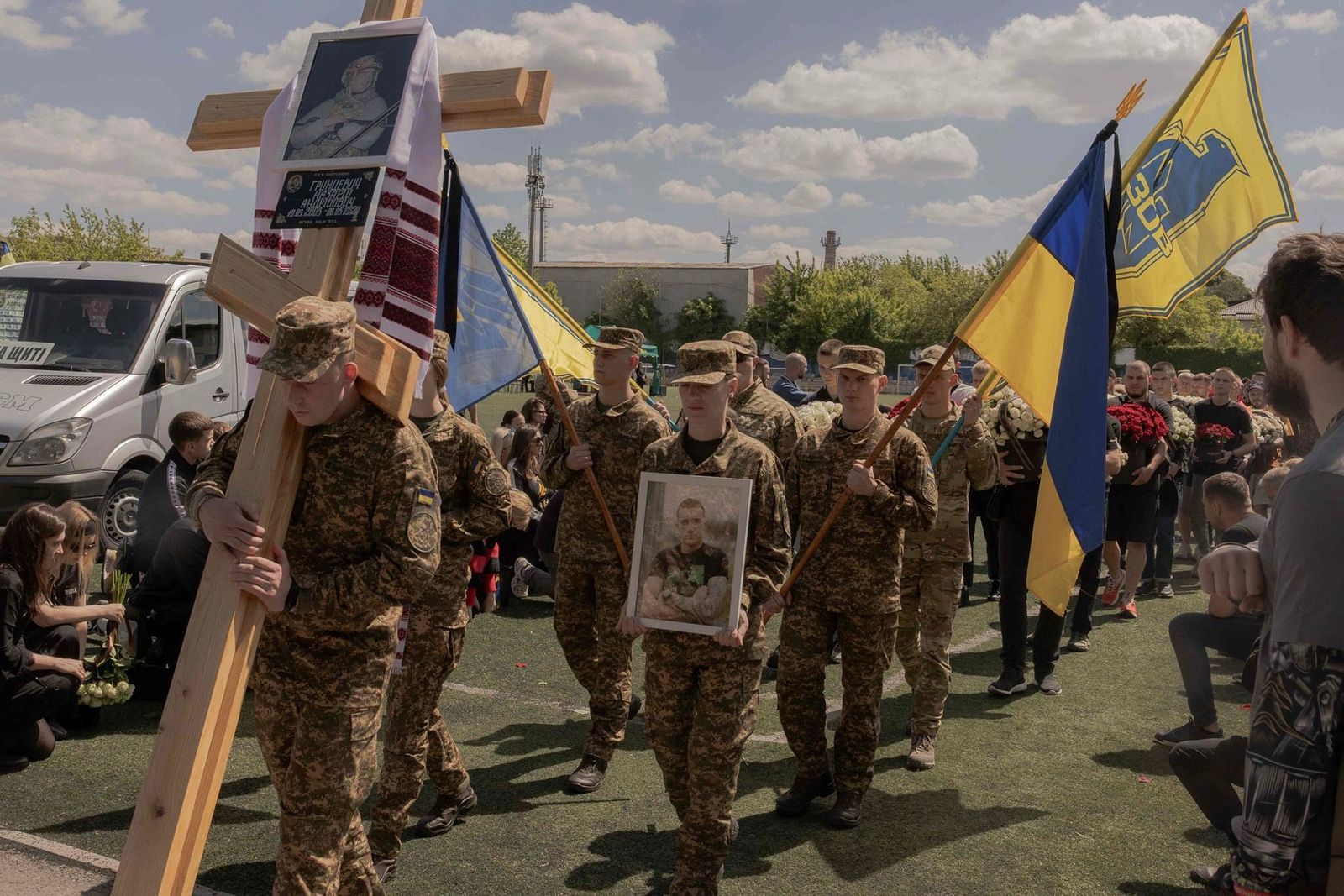 Похороны Назария Гринцевича, бойца «Азова» с позывным «Гринка», погибшего 6 мая в бою недалеко от Кременной, на Аллее Славы на Сабаровском кладбище Винницы. Гринцевич был одним из защитников мариупольского завода «Азовсталь» во время его трехмесячной