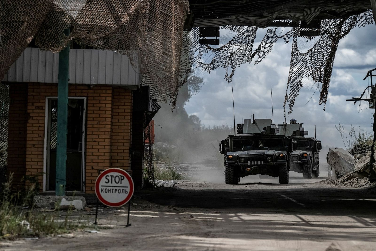 Украинские военные выезжают с пункта пропуска на границе с Россией. 13 августа / Viacheslav Ratynskyi / REUTERS