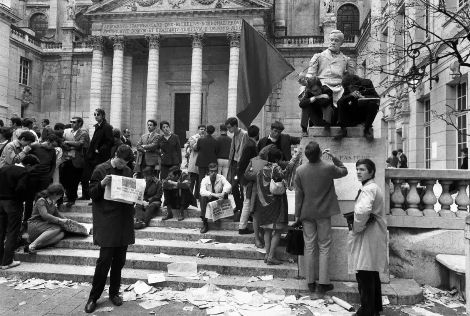 «Взятие Сорбонны в Париже в мае 1968 года является мифическим революционным событием, отголоски которого, похоже, звучат во всей современной культурной среде, отмечая начало нашей нынешней ситуации и конец определенных модернистских взглядов, связанн «Взятие Сорбонны в Париже в мае 1968 года является мифическим революционным событием, отголоски которого, похоже, звучат во всей современной культурной среде, отмечая начало нашей нынешней ситуации и конец определенных модернистских взглядов, связанн