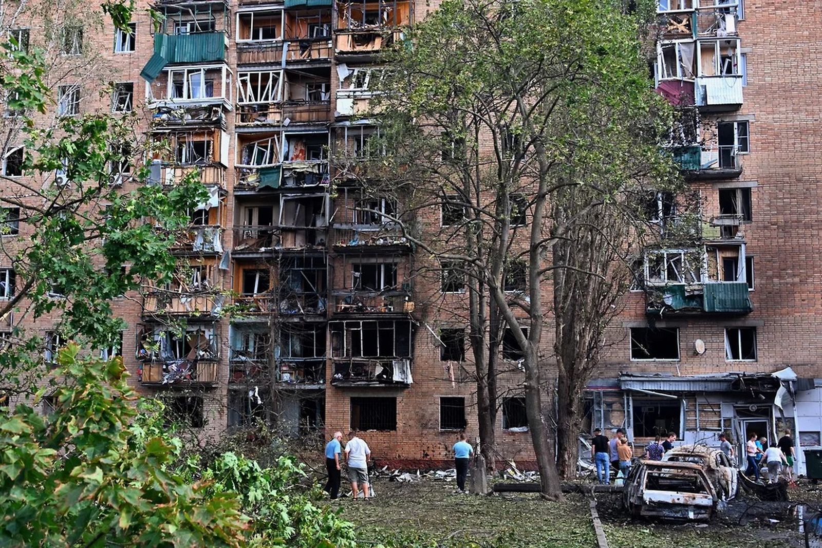 В ночь с 11 на 12 августа на девятиэтажный жилой дом в Курске упала сбитая украинская ракета. В результате частично обрушился фасад здания и возник пожар, 15 человек были госпитализированы, двое — в тяжелом состоянии / Анатолий Жданов / Коммерсантъ 